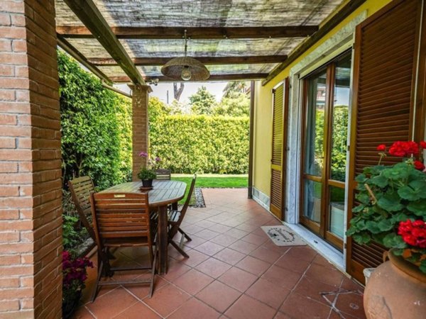 casa indipendente in vendita a Massa in zona Marina dei Ronchi