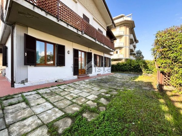 appartamento in vendita a Massa in zona Marina di Massa
