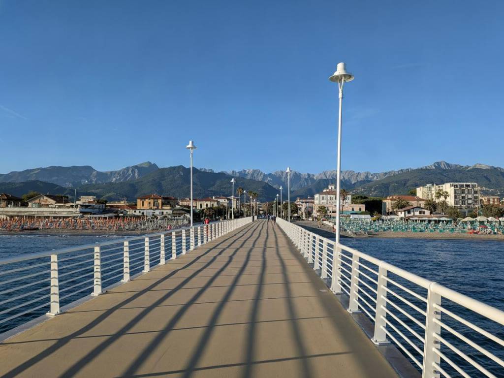 negozio in vendita a Massa in zona Marina di Massa