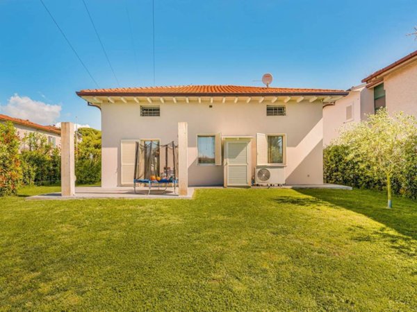 casa indipendente in vendita a Massa in zona Quercioli
