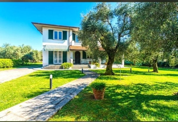casa indipendente in vendita a Massa in zona Castagnola