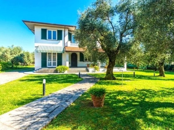 casa indipendente in vendita a Massa in zona Castagnola