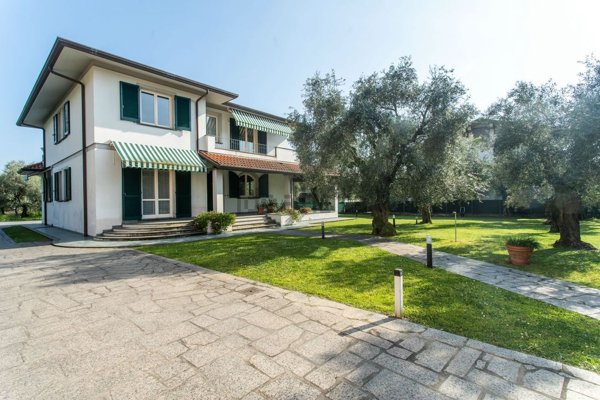 casa indipendente in vendita a Massa
