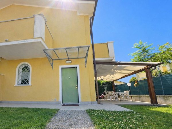 casa indipendente in vendita a Massa in zona Quercioli