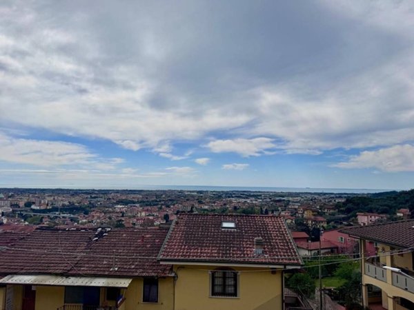 casa indipendente in vendita a Massa in zona Pariana