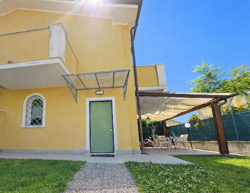 casa indipendente in vendita a Massa in zona Quercioli