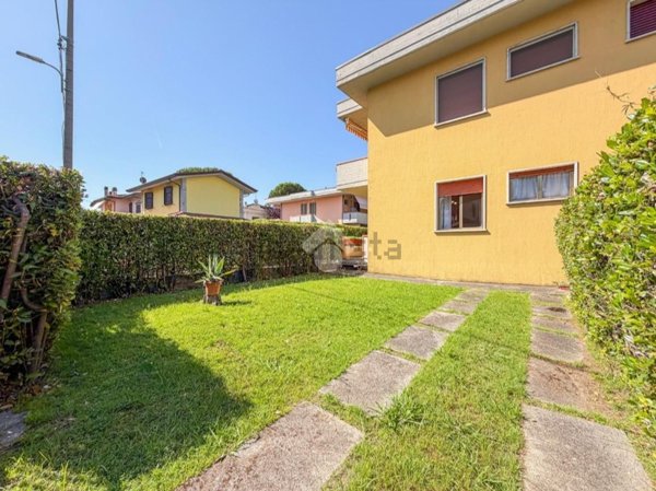 appartamento in vendita a Massa in zona Marina di Massa
