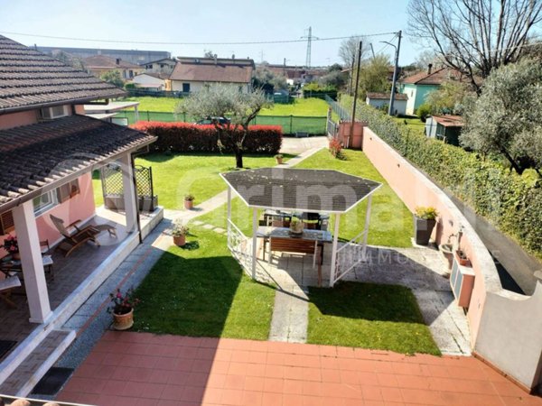 casa indipendente in vendita a Massa in zona Candia