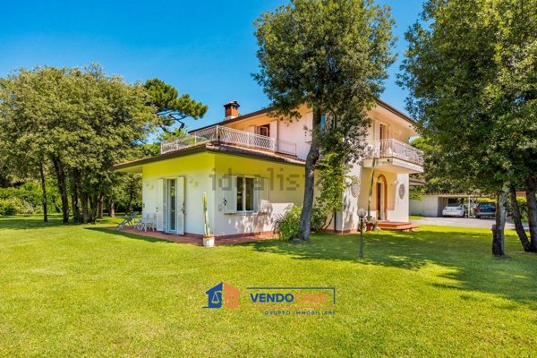 casa indipendente in vendita a Massa in zona Poveromo