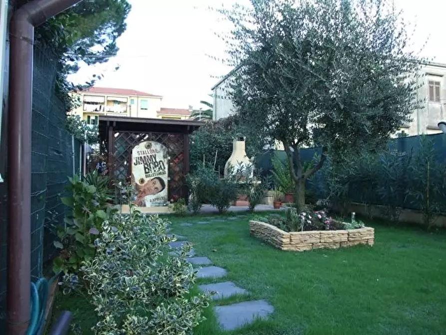 casa indipendente in vendita a Massa