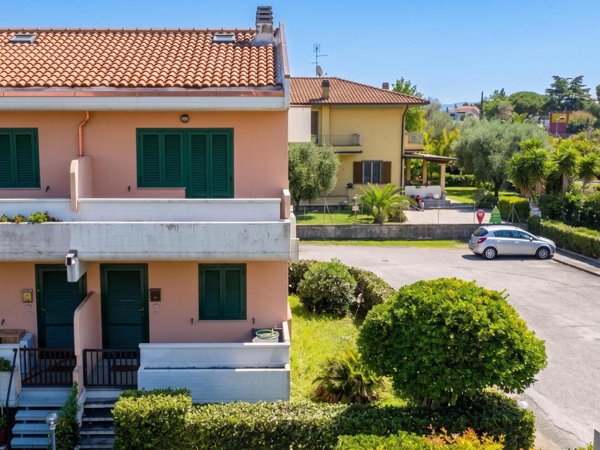 casa indipendente in vendita a Massa in zona Marina di Massa