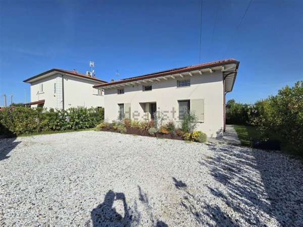 casa indipendente in vendita a Massa in zona Quercioli
