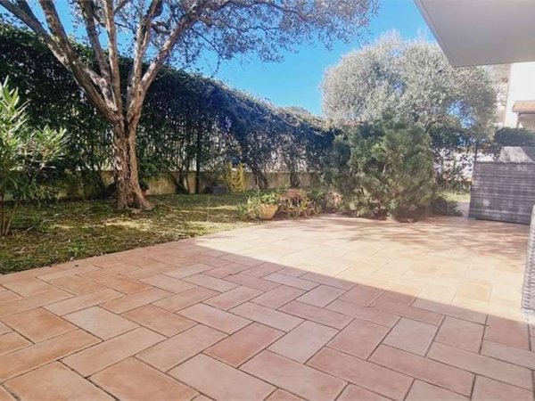 appartamento in vendita a Massa in zona Marina di Massa