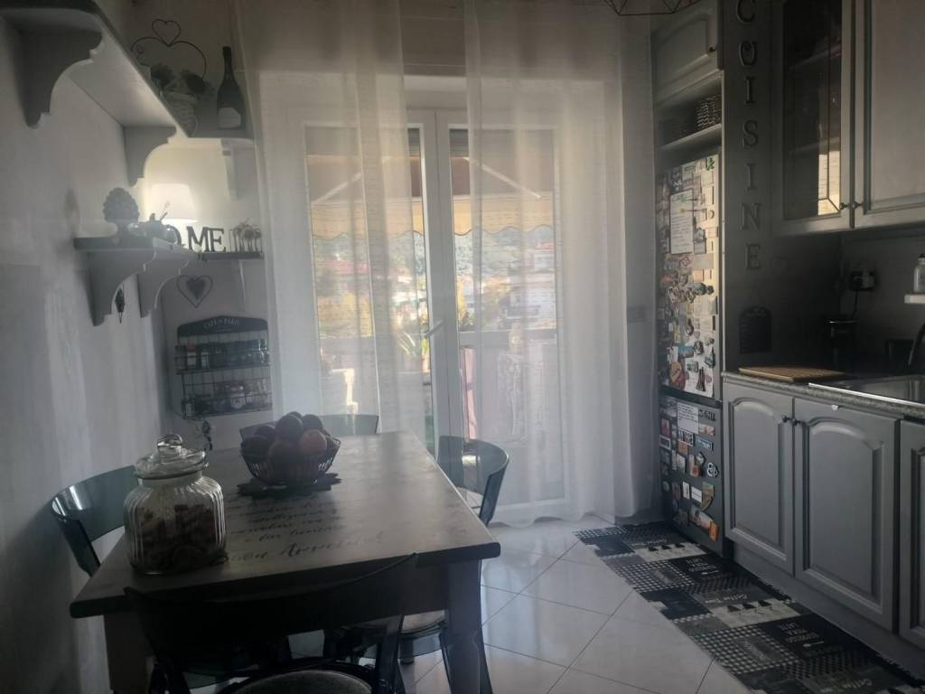 appartamento in vendita a Massa in zona Castagnola