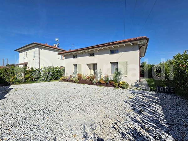 appartamento in vendita a Massa in zona Marina di Massa