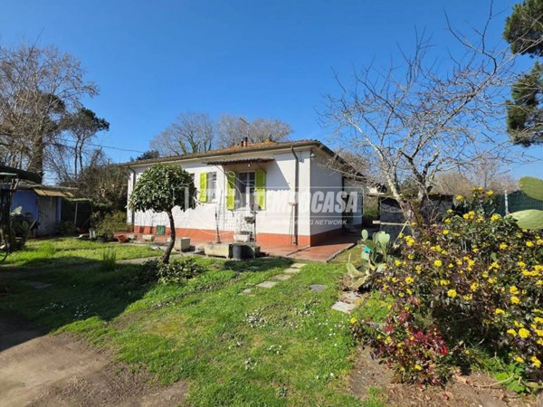 casa indipendente in vendita a Massa in zona Poveromo