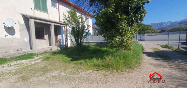 appartamento in vendita a Massa in zona Castagnola