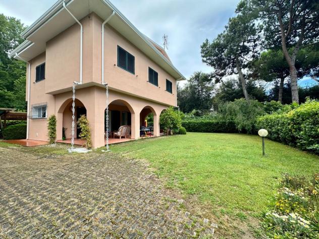 casa indipendente in vendita a Massa in zona Marina dei Ronchi