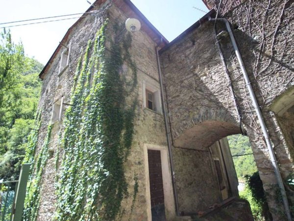 appartamento in vendita a Massa in zona Antona