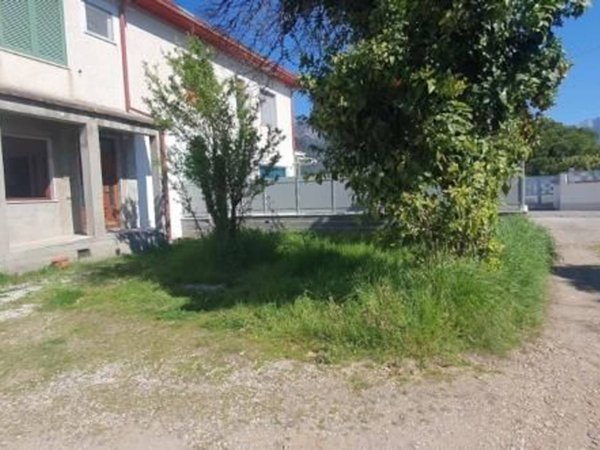 casa indipendente in vendita a Massa in zona Centro Storico