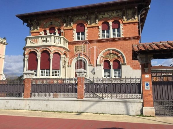casa indipendente in vendita a Massa in zona Marina di Massa