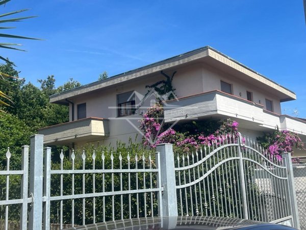 casa indipendente in vendita a Massa in zona Marina di Massa