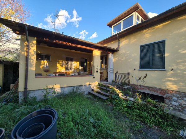 casa indipendente in vendita a Massa in zona Castagnola