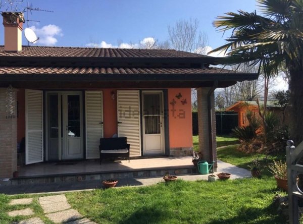 casa indipendente in vendita a Massa in zona Poveromo