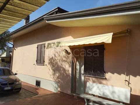 casa indipendente in vendita a Massa in zona Romagnano