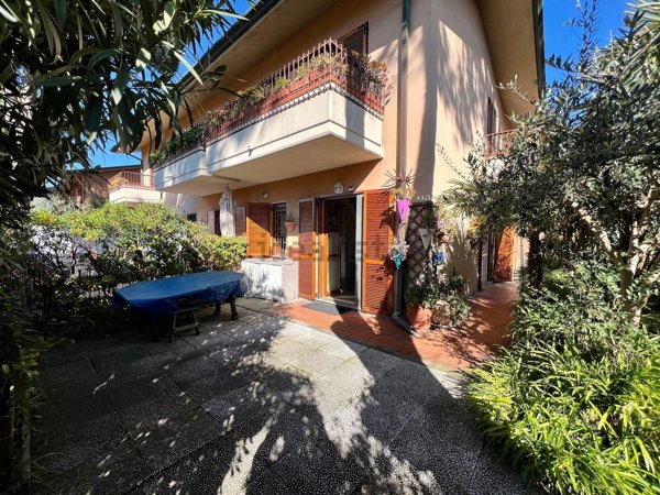 casa indipendente in vendita a Massa in zona Marina di Massa