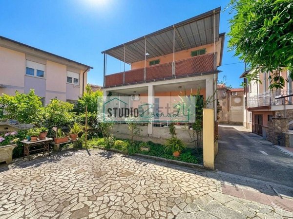 casa indipendente in vendita a Massa in zona Borgo del Ponte