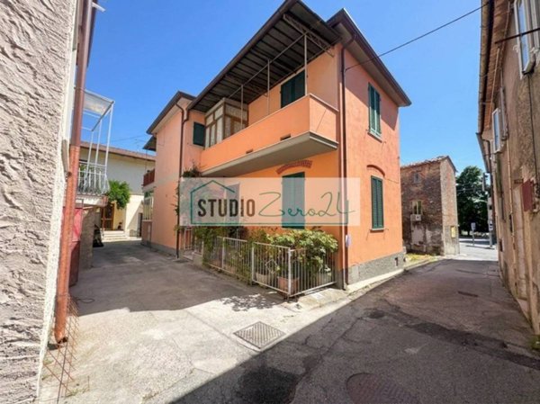 casa indipendente in vendita a Massa