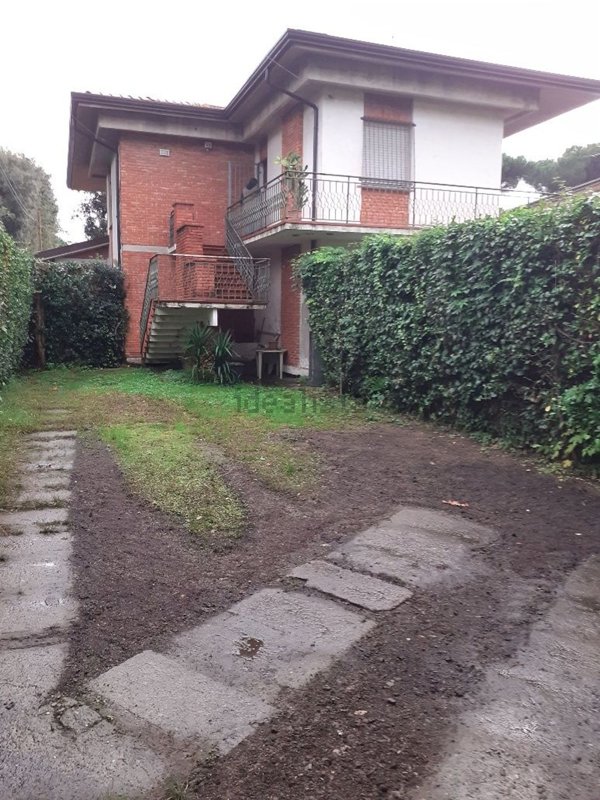 casa indipendente in vendita a Massa in zona Marina dei Ronchi