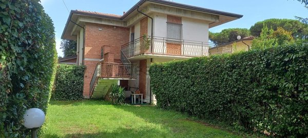 casa indipendente in vendita a Massa in zona Marina dei Ronchi