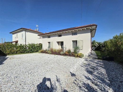 casa indipendente in vendita a Massa in zona Quercioli