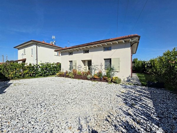 casa indipendente in vendita a Massa in zona Marina di Massa