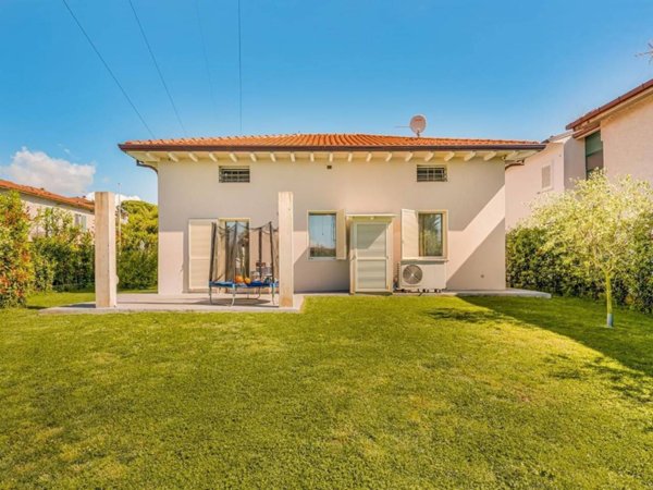 casa indipendente in vendita a Massa in zona Marina di Massa