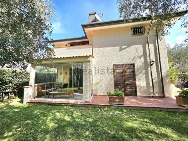 casa indipendente in vendita a Massa in zona Castagnola