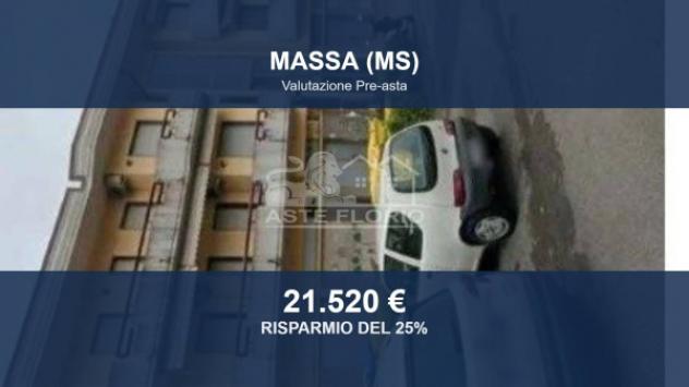 locale di sgombero in vendita a Massa in zona Marina di Massa