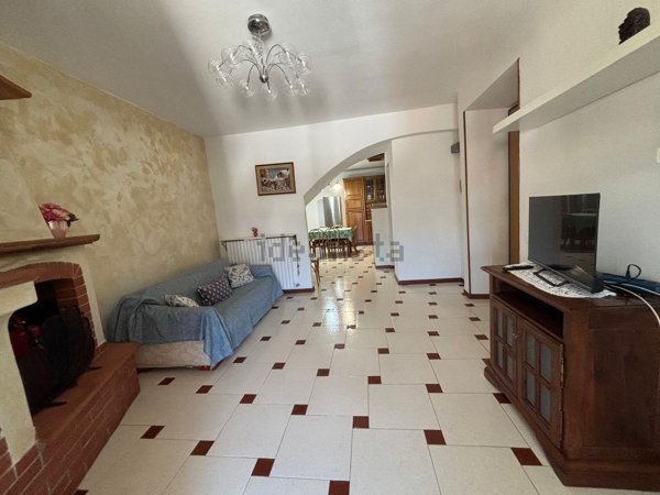 casa indipendente in vendita a Massa in zona Quercioli