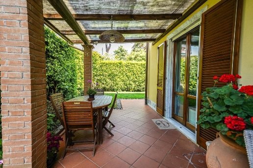 casa indipendente in vendita a Massa in zona Marina di Massa