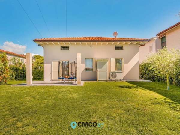 casa indipendente in vendita a Massa in zona Quercioli