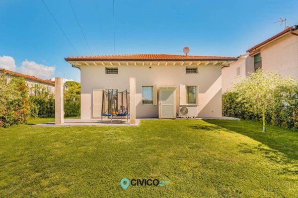 casa indipendente in vendita a Massa in zona Marina di Massa