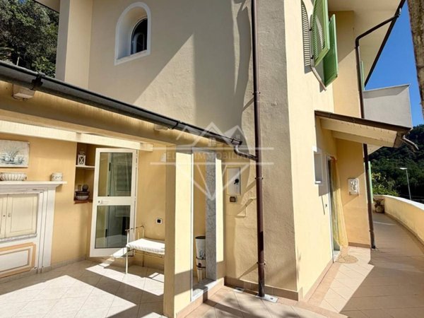 casa indipendente in vendita a Massa