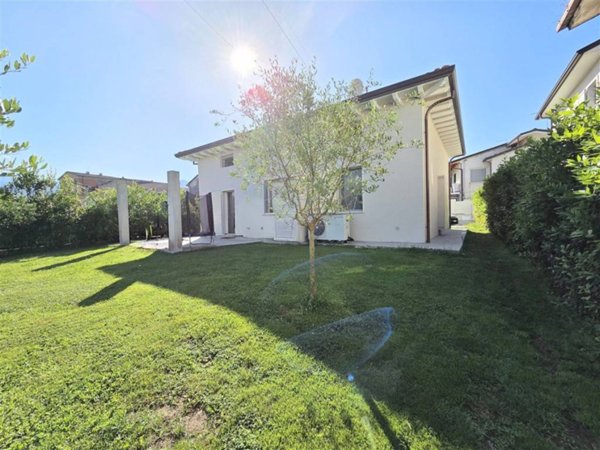casa indipendente in vendita a Massa in zona Quercioli