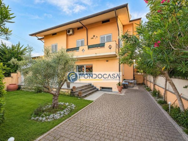 casa indipendente in vendita a Massa