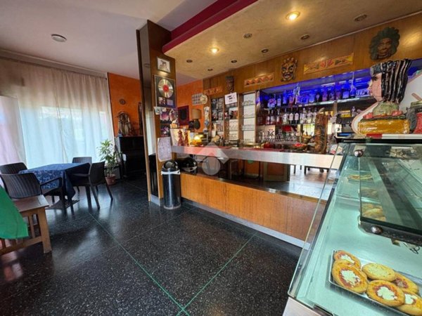 negozio in vendita a Massa in zona Borgo del Ponte