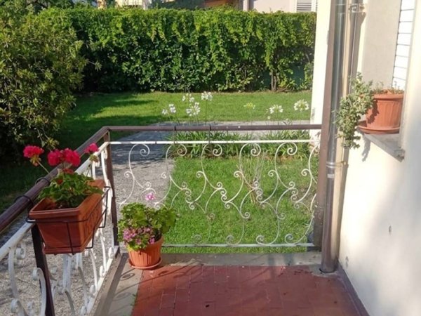 appartamento in vendita a Massa in zona Marina dei Ronchi