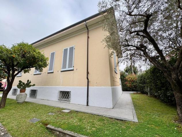 casa indipendente in vendita a Massa