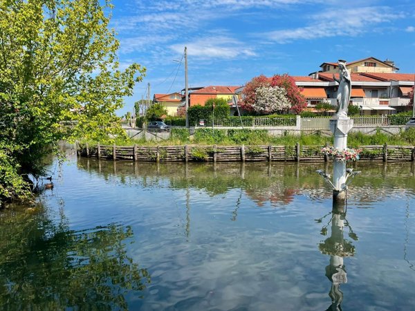 appartamento in vendita a Massa in zona Marina di Massa